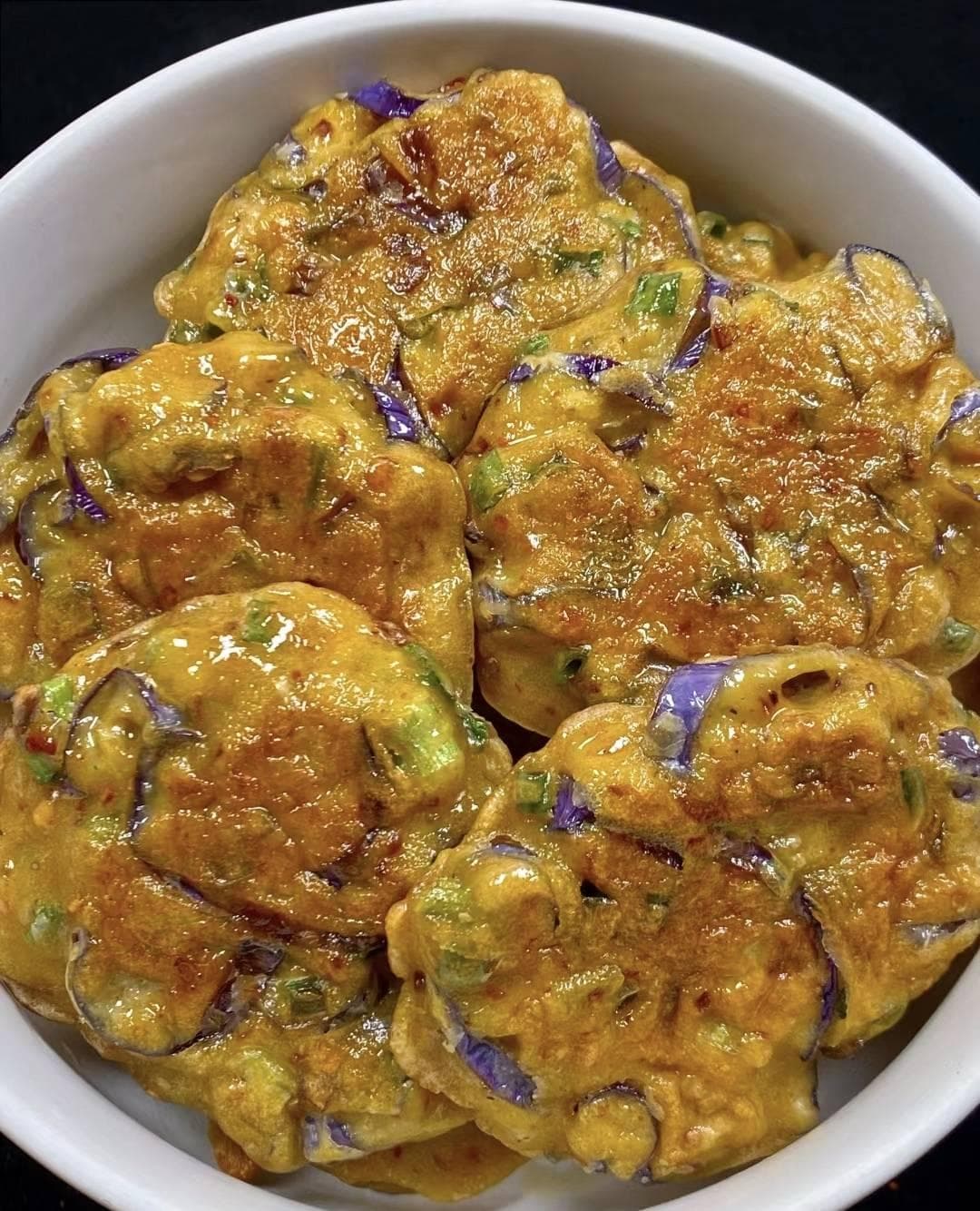 茄子鸡蛋饼制作教程：一道美味又营养的家常美食
