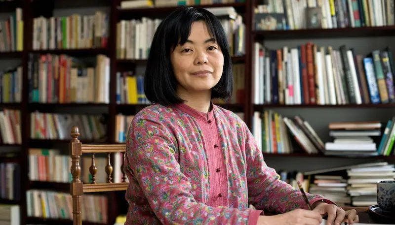 比村上春树更接近诺贝尔文学奖的日本女作家，“在语言的沟壑中前行”
