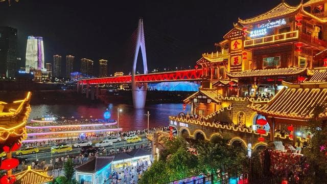 凭啥它是重庆第一网红景点？洪崖洞背后的故事，比你想象的更精彩