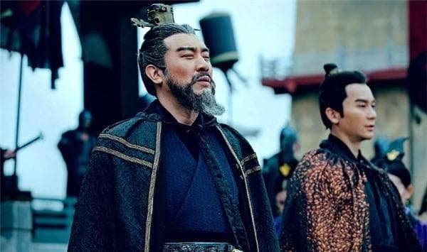 汉献帝退位后，为何将2个女儿献给曹丕？你看曹丕登基时说了什么