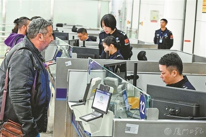 首艘中国籍高端邮轮“招商伊敦”靠泊厦门，外国游客：想看《哪吒2》