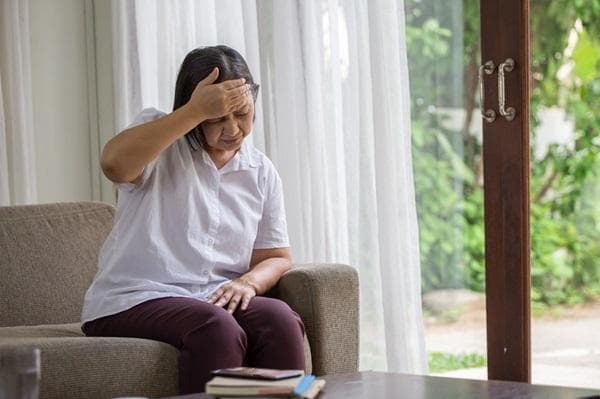 老人经常头痛可不是什么小毛病，须警惕颈动脉狭窄