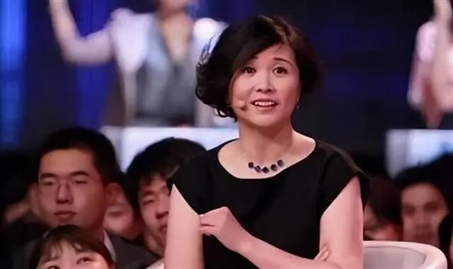 黄菡：三次“倒追”终成眷属，59岁仍活出精彩人生