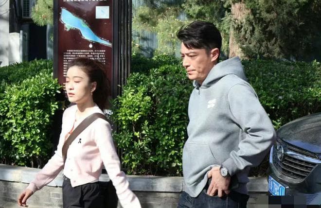 霍建华张雪迎新剧《轻年》引期待，两人搭档评价两极分化