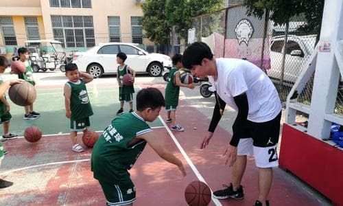 篮球运球技巧分解动作（掌握正确的运球技巧）