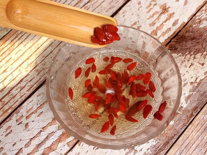 枸杞菊花乌鸡汤：春季滋补又清火的养生佳品