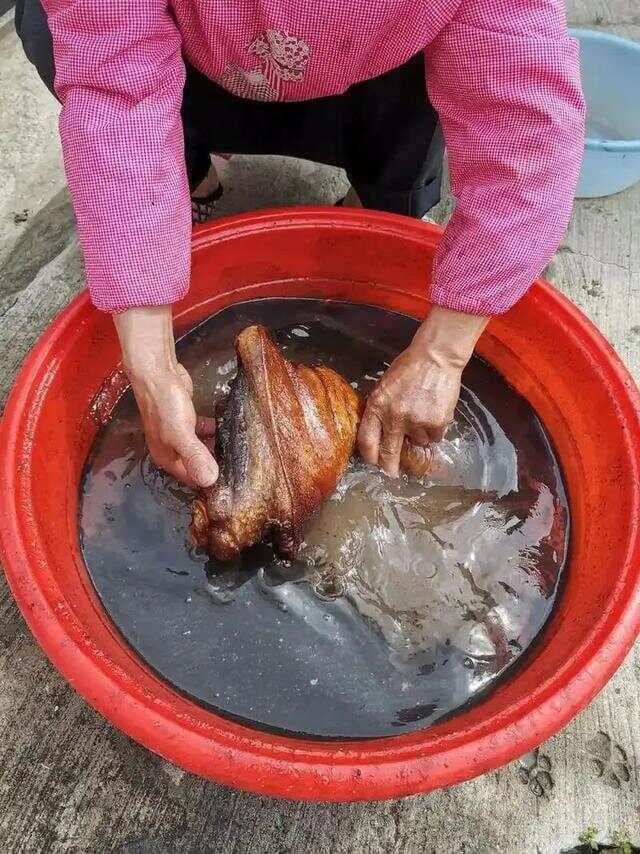 腊肉先泡水还是先煮？20年大厨亲授：腊肉第一步处理“关键秘诀”
