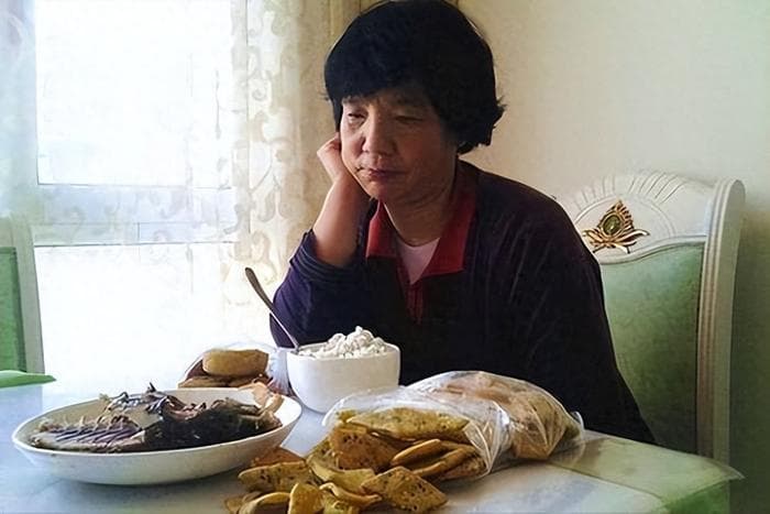 胃部开始癌变，不是看腹部痛不痛！医生：若有这些症状赶紧去检查