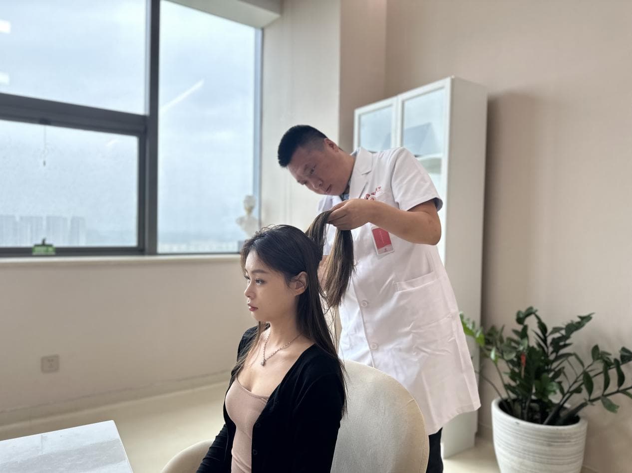 春季脱发防治全攻略：科学护发 重拾浓密秀发