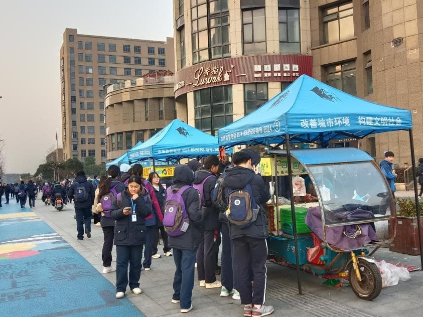 从"躲猫猫"到"安家落户"：宁波庄市街道的流动摊贩治理创新