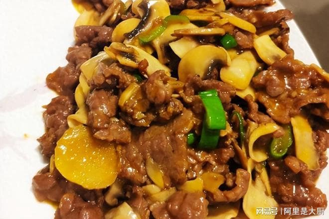 黑椒口蘑牛肉：一道融合中西烹饪技艺的美味佳肴