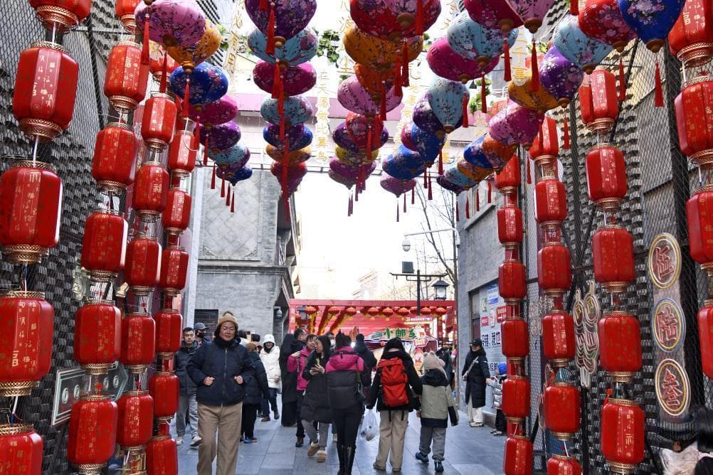 北京前门挂起巨型花灯，多地举办迎新春活动迎佳节