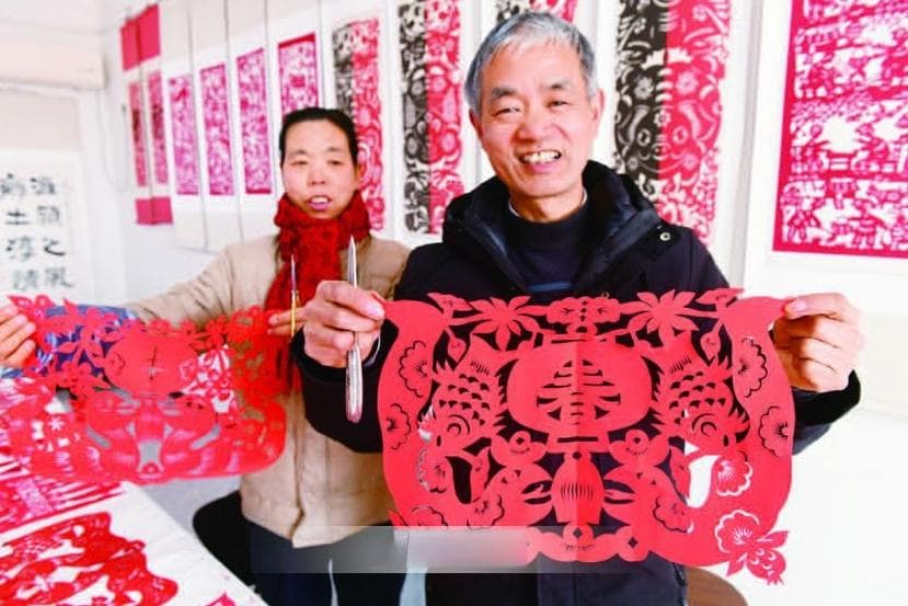 阜阳剪纸传承人葛庭友巧手剪出《百蛇贺岁》