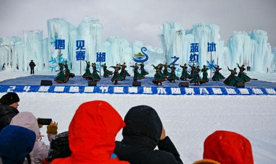2024新疆热雪节暨第八届“遇见赛湖 蓝冰之约”冰雪旅游季在新疆赛里木湖畔启幕