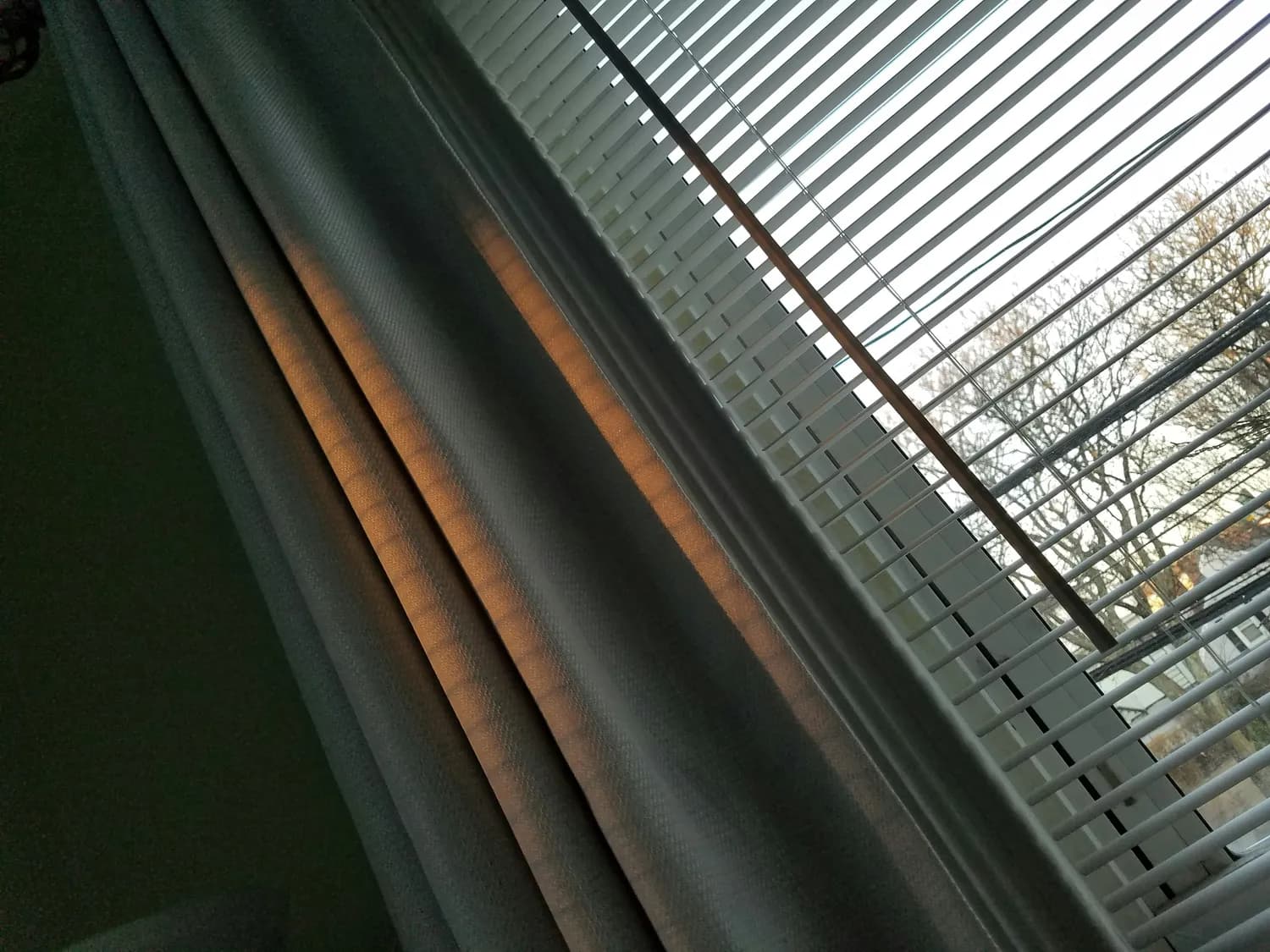 磁吸式车窗帘安装攻略：四步搞定，清凉一夏！