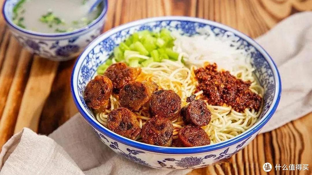 青海羊肠面：面条细长，搭配羊肉汤的美味传奇