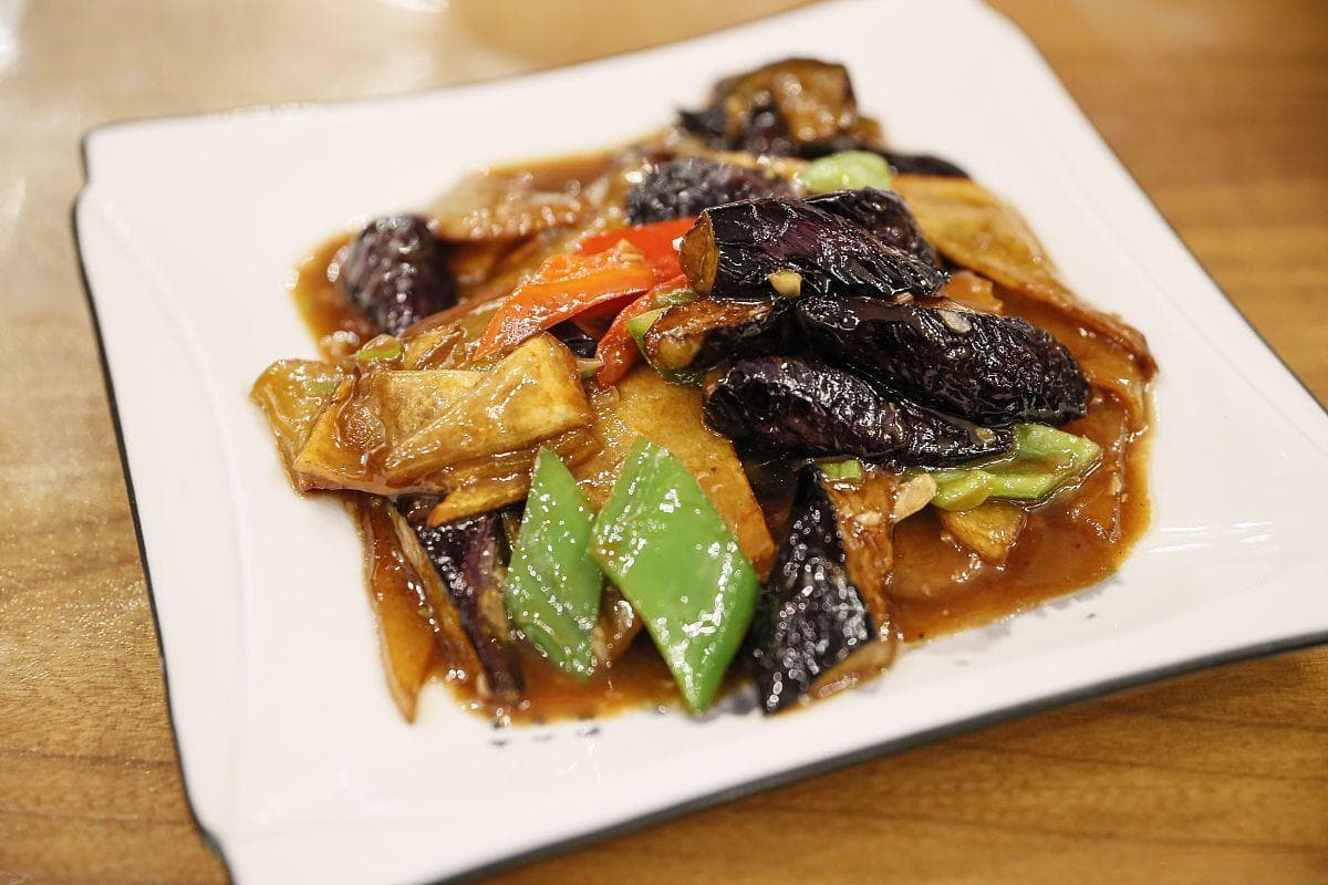 东北地三鲜：从野味到田园的美味转变