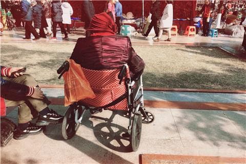 离职出国人员退休金如何领取？