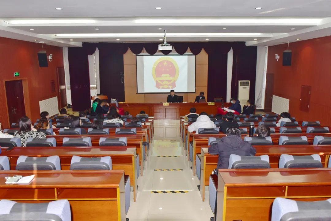 云龙区法院开展医疗损害纠纷案件巡回审判，人大代表和大学生现场旁听