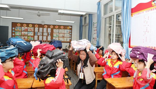 地震应急疏散演练 强化师生安全意识