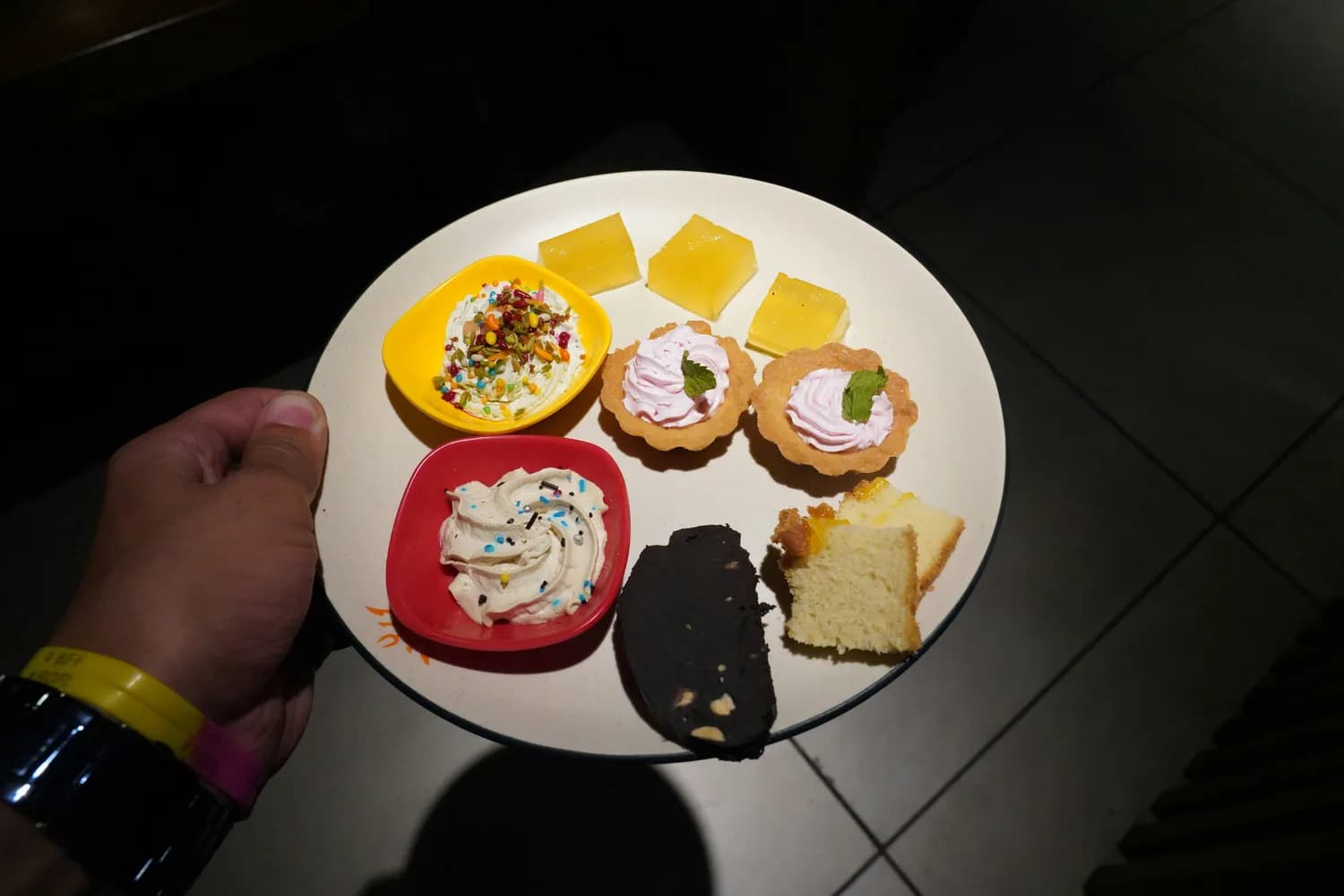 果冻新玩法：从甜点到装饰
