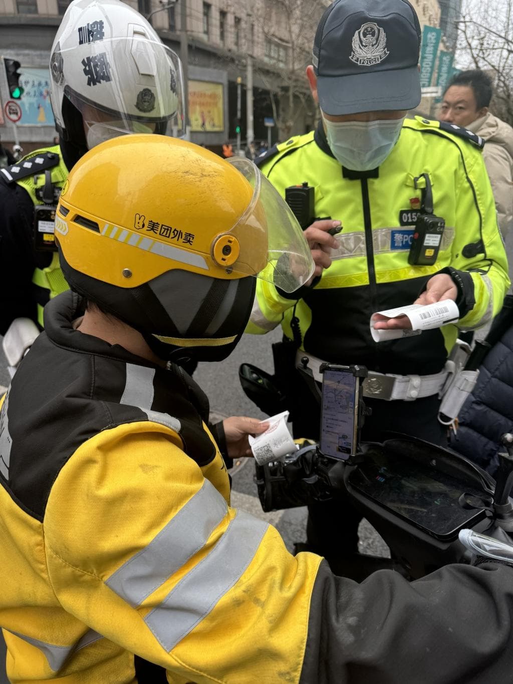 1小时查处11起！上海交警对非机动车交通违法展开专项整治