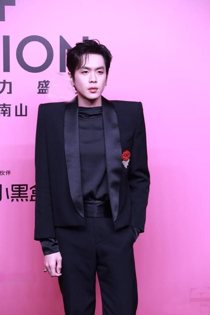 张若昀VOGUE盛典直角肩造型引爆全网：时尚无性别，尝试最可贵