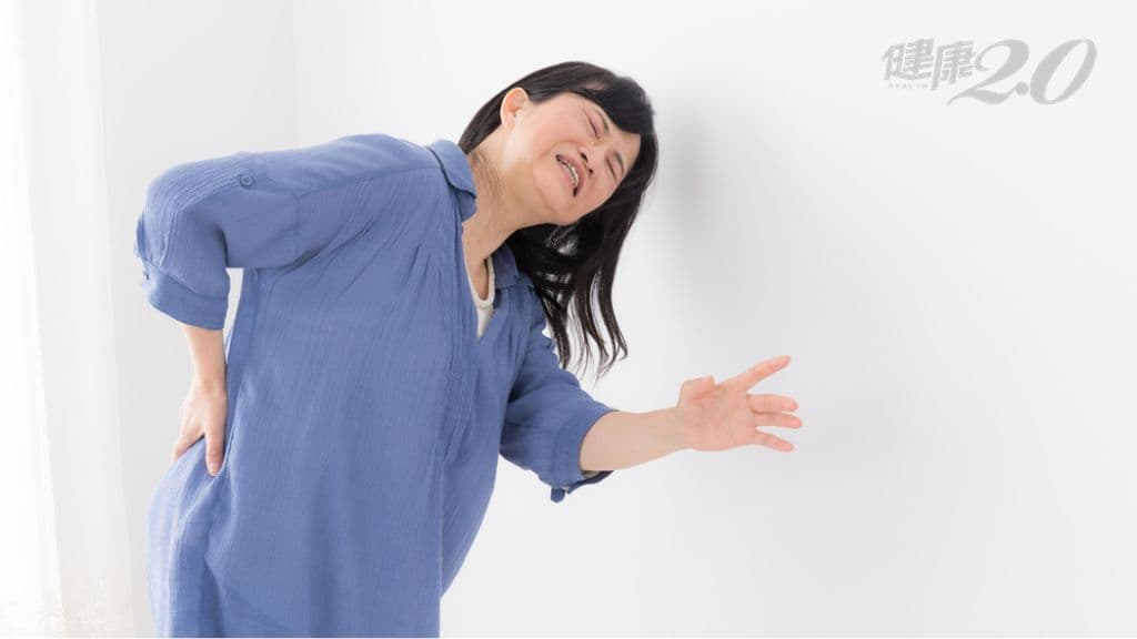 什么是「腰椎间盘突出」？如何治疗最有效？3动作帮你拉正脊椎