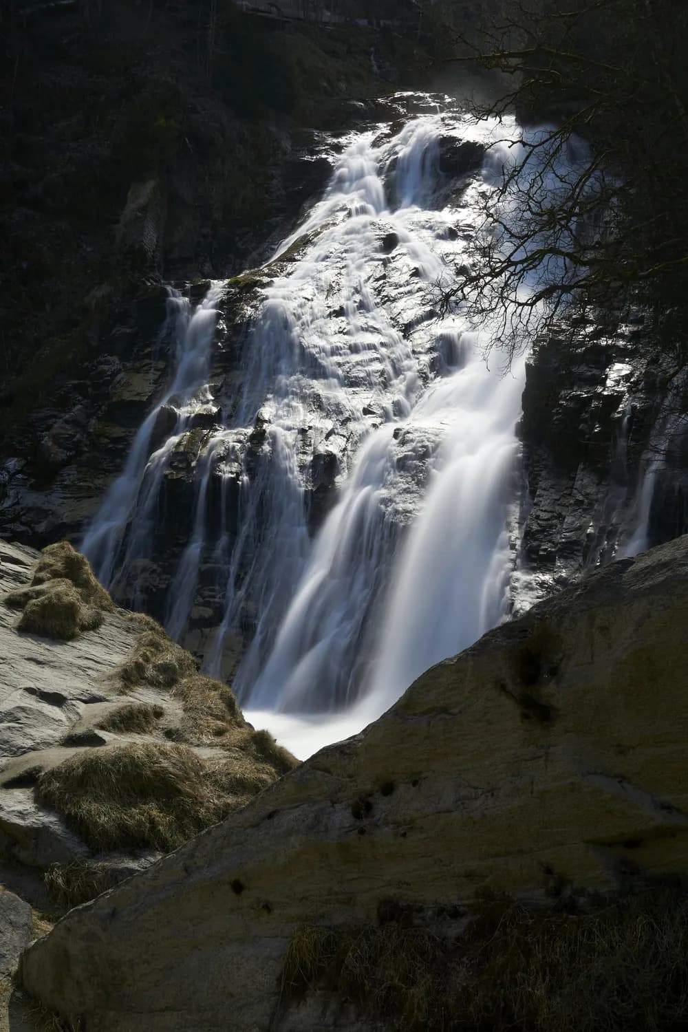 镜泊湖探秘：吊水楼瀑布的震撼之美