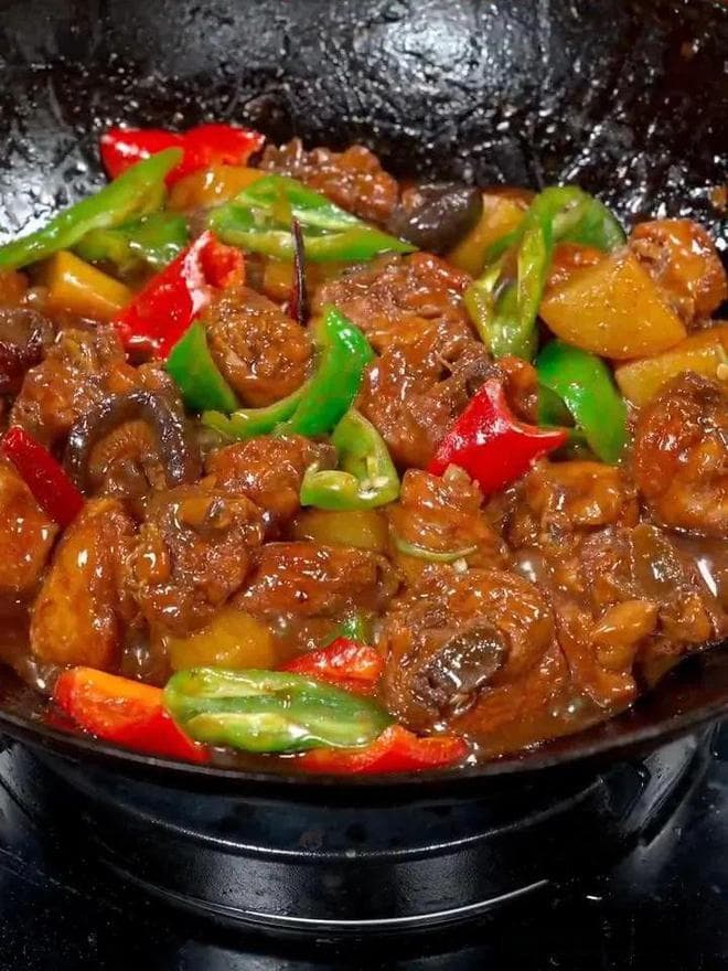 五道特色家常菜食谱：从黄焖鸡到鸡蛋酱面，懒人也能做出美味佳肴