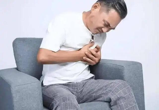 胸口刺痛几秒，是心脏出了问题？医生：4种异常表现，千万要注意
