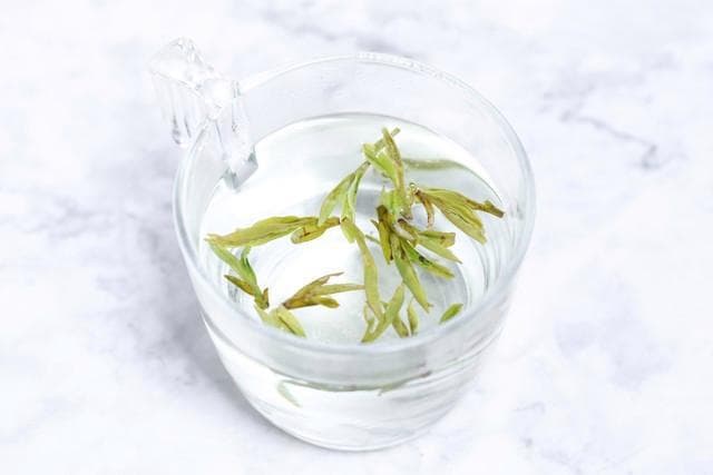 细品明前龙井，探寻绿茶之魅与美食文化