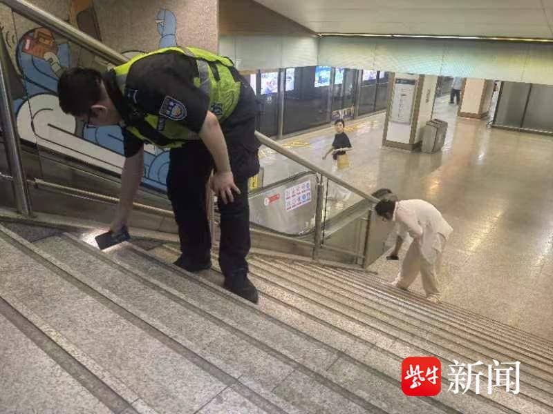 视频 |珍贵首饰失而复得！民警在“脚丛”中精准锁定丢失时的0.5秒