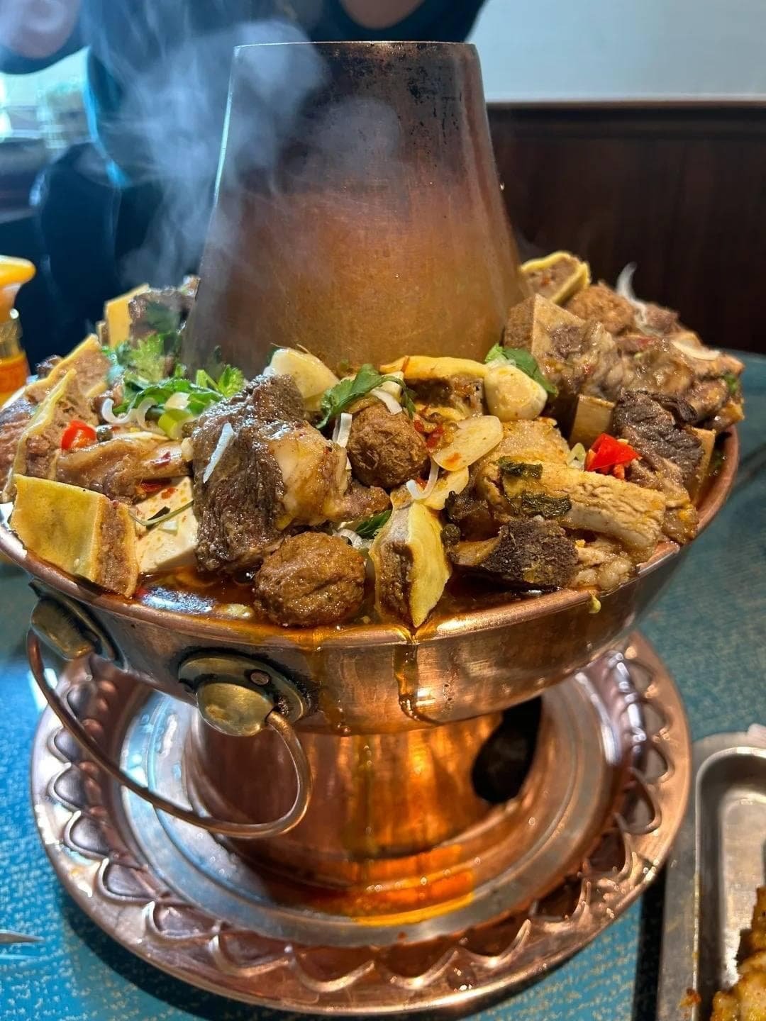 黄铜砂锅配木炭，哈密土火锅演绎西部美食传奇
