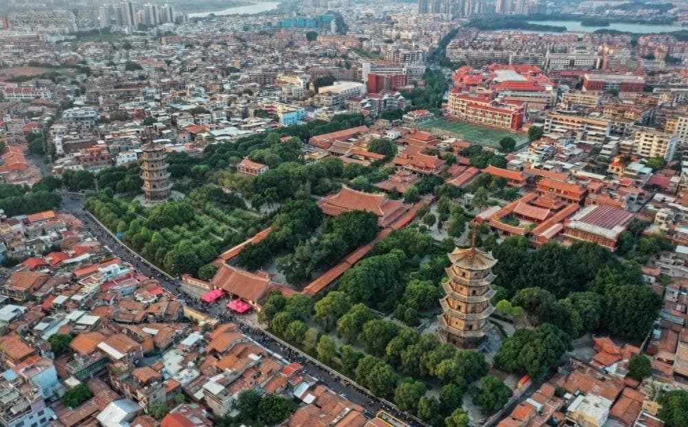 泉州双塔：东西两塔各千年，精美浮雕展现佛教艺术