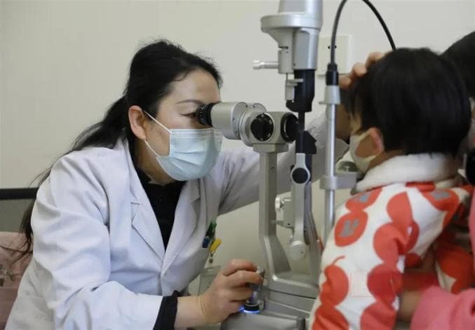 专家提醒：低浓度阿托品滴眼液获批上市，但并非人人适用的“近视神药”