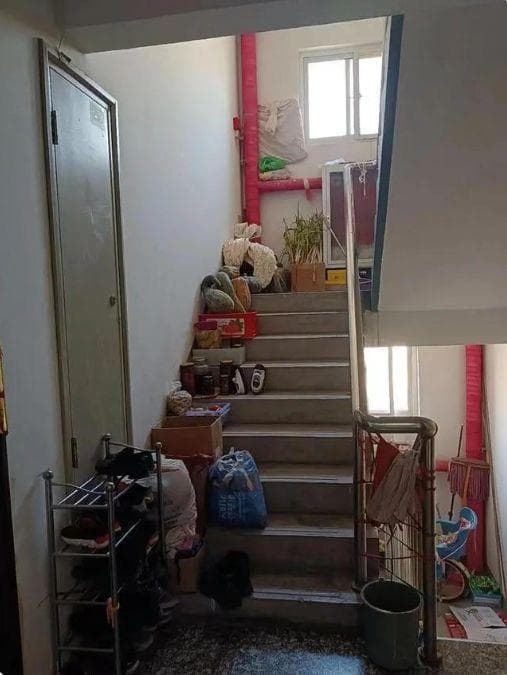 如何处理邻里冲突？保持冷静和理智，沟通和协商是解决之道。
