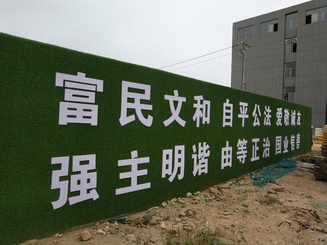 工程围挡人造草坪价格的影响因素和选购注意事项