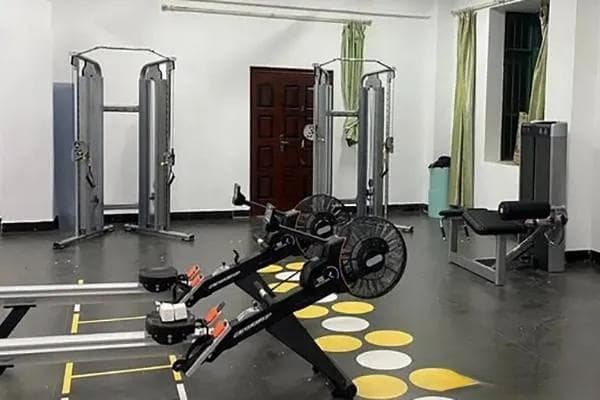 未来感十足的AI健身器材：个性化训练方案，重塑健身新纪元