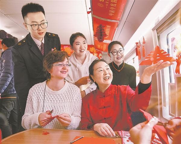 站车非遗文化热 共庆欢乐中国年