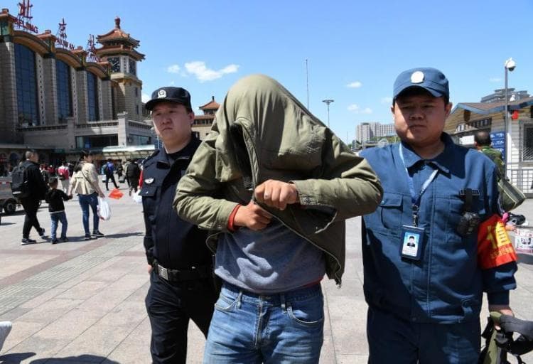 加价倒卖地铁票 6名黄牛北京站被抓