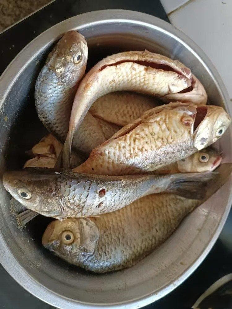 香酥鲫鱼-餐桌上的美味