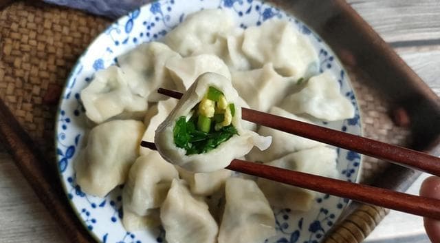 包韭菜馅饺子，调馅时牢记“2放3不放”，香气四溢，一咬一嘴汁儿