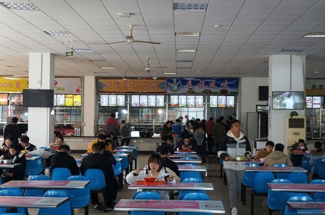 教育部“硬核出手”！中小学自营食堂，严管食堂承包与校外供餐！