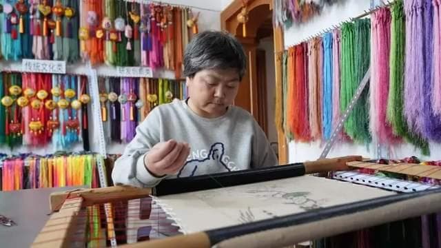 残疾人就业典型 | 织女王海娟：轮椅上“绣”出别样人生