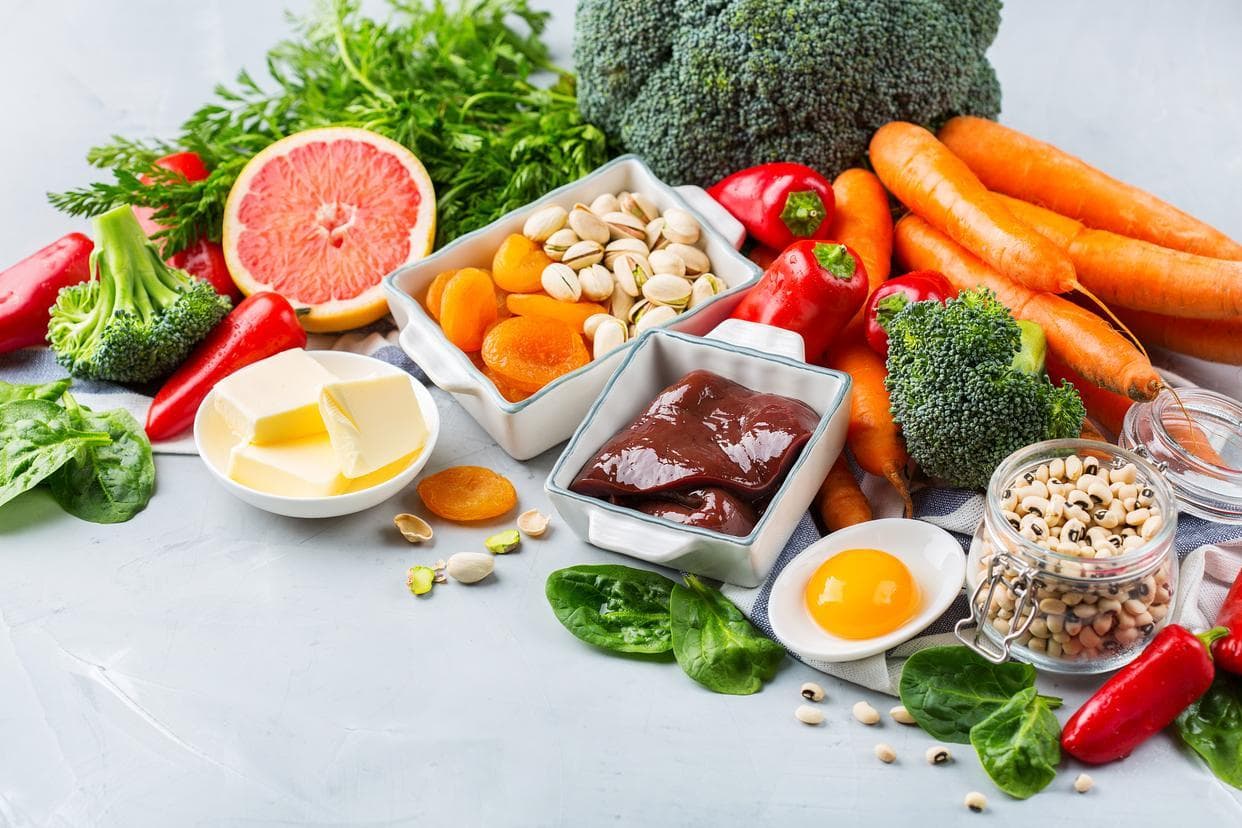 如何管理饮食中的胆固醇摄入？摄入过多会对健康产生什么影响？