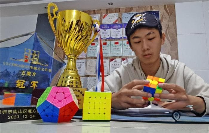 连破4项中国纪录 15岁西安少年的魔方冠军路