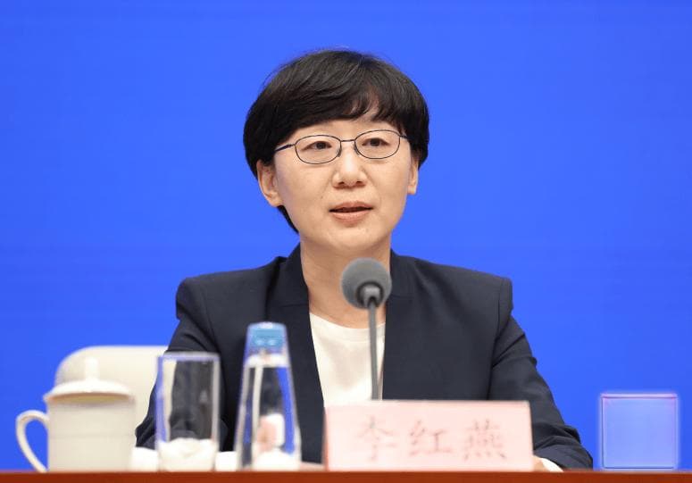 近年来我国外汇储备规模始终保持在3万亿美元以上，连续19年稳居世界第一