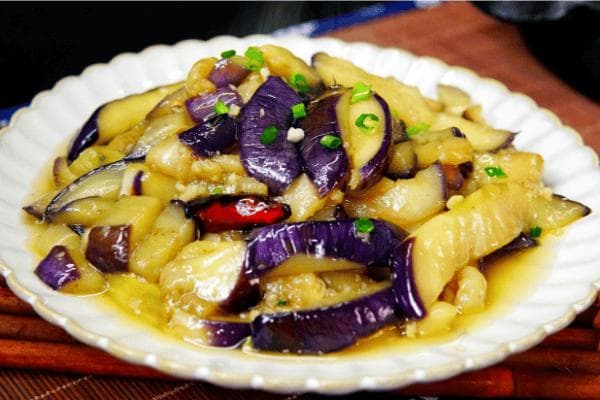 清炒茄子，以其色泽鲜亮、口感软糯、味道鲜美而深受大家喜爱