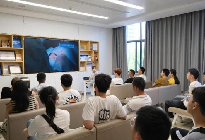 暑期摘镜总动员|眼睛也要做防晒？